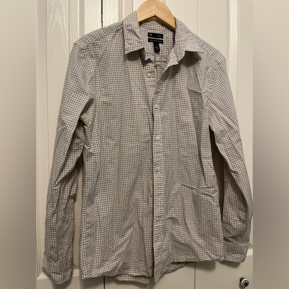 Gap men’s button down dress shirt. Size L Plaid slim fit.